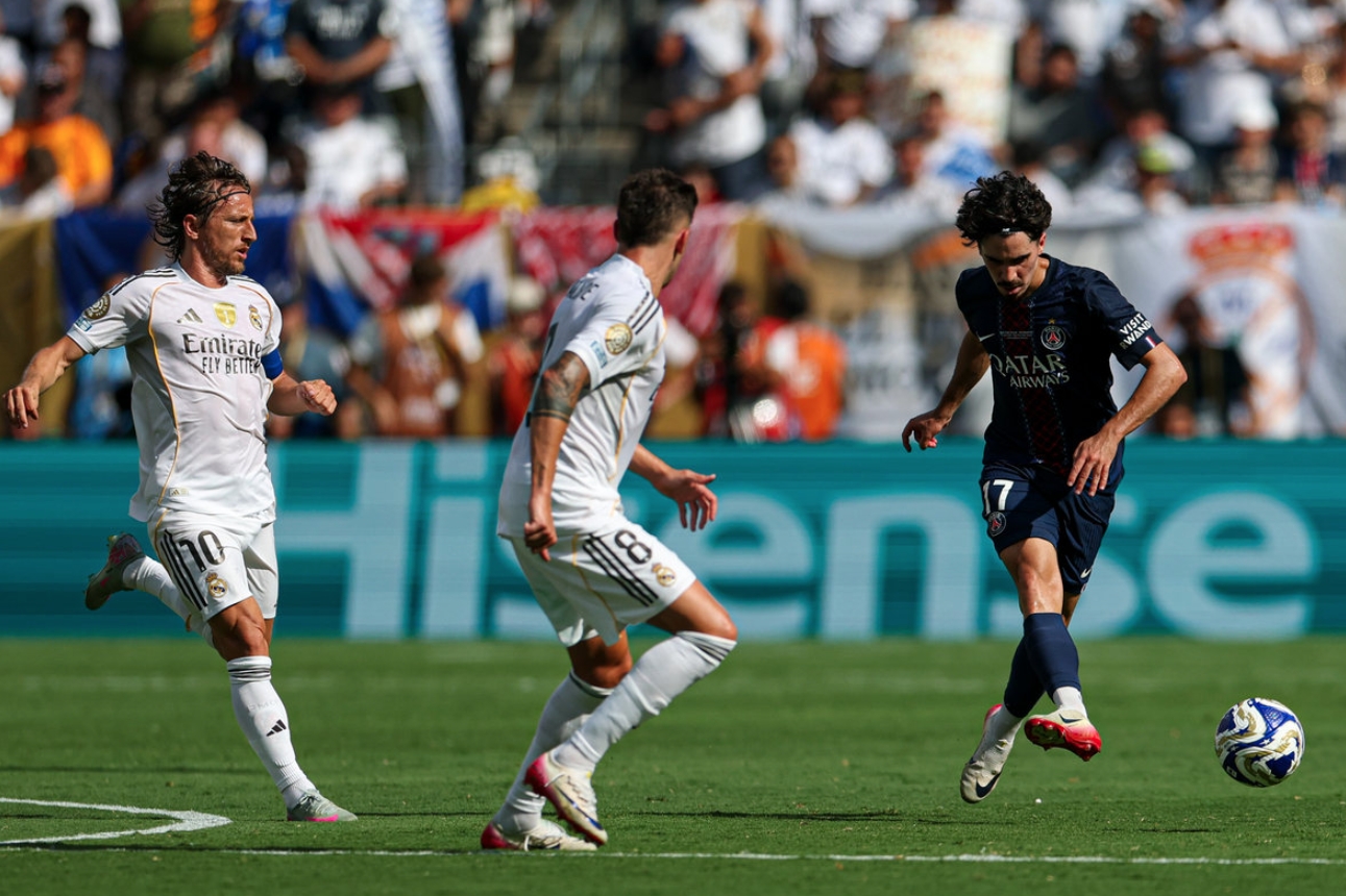 包含法国主场小胜阿尔巴尼亚，积分领先小组的词条